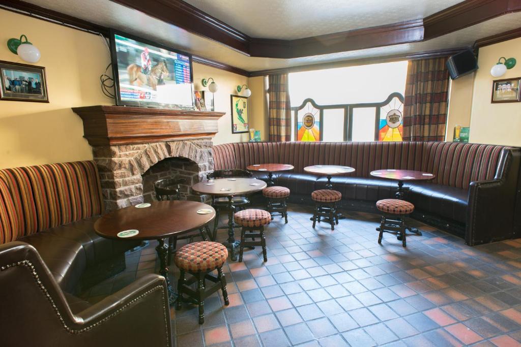 Larkin'S Pub, Restaurant, And B&B Milltown エクステリア 写真